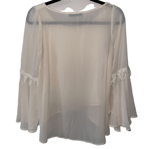 𝅺entro CREAM COLORED BELL SLEEVE TOP WITH LACE EMBELLISHMENTS SIZE SMALL - Picture 2 of 2